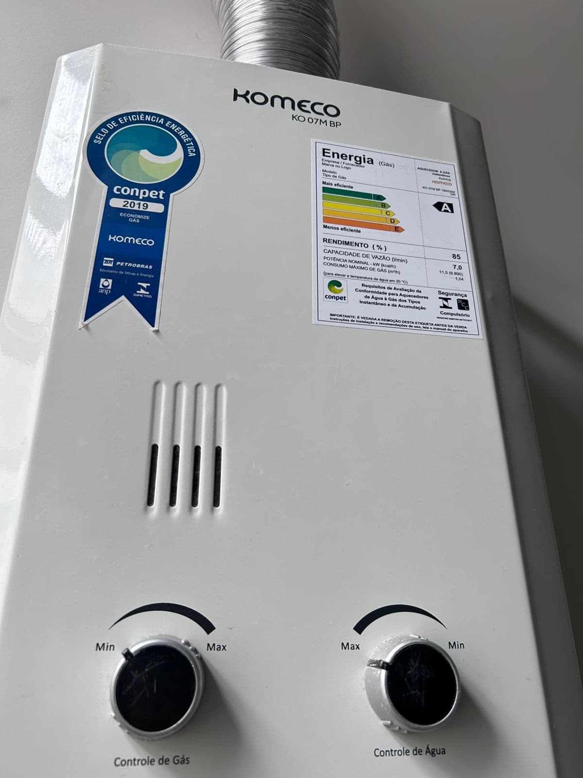 Detalhe de aquecedor a gás Komeco atendido pela V8