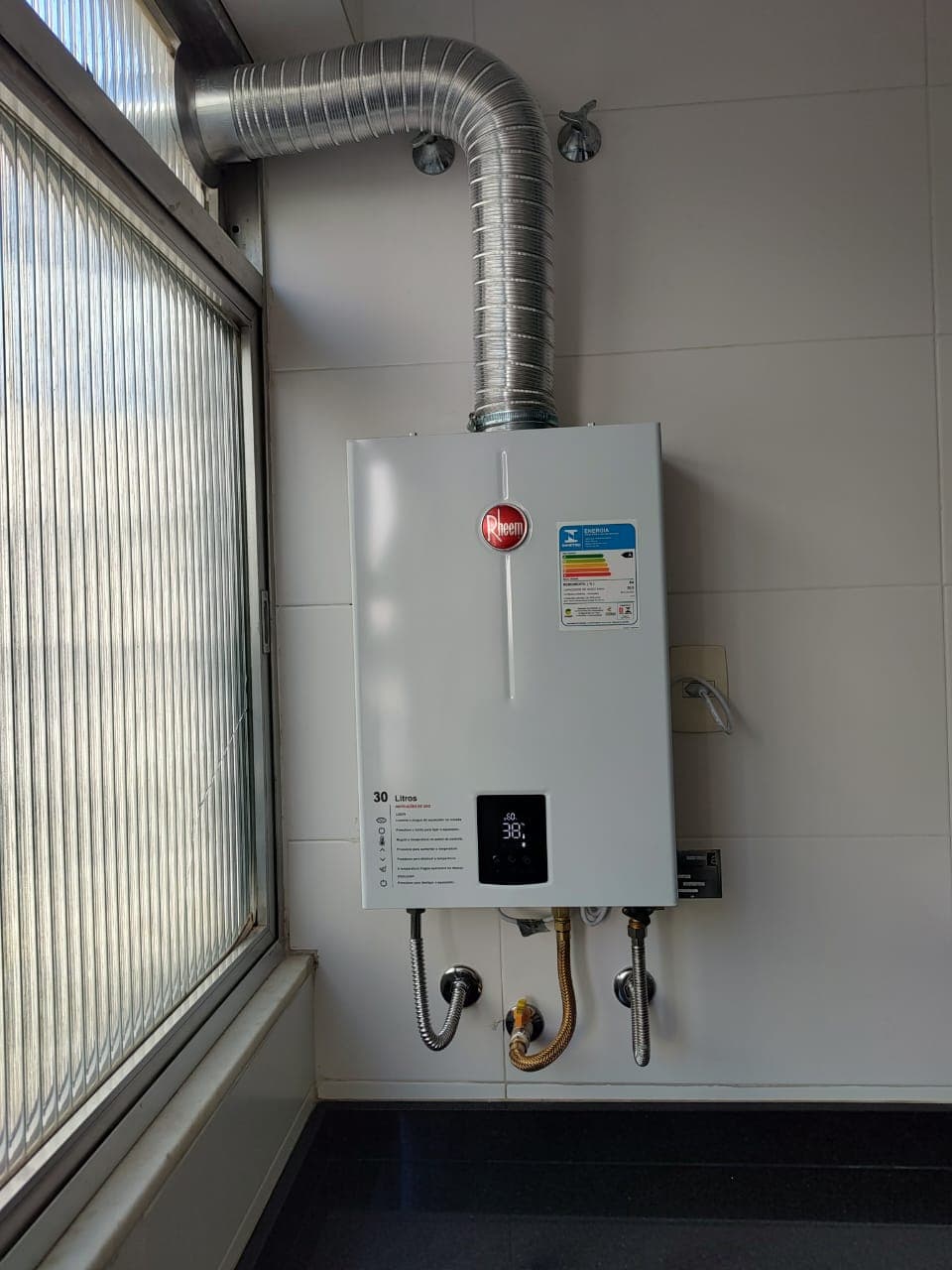 Aquecedor a gás Rheem 30 litros instalado pela V8