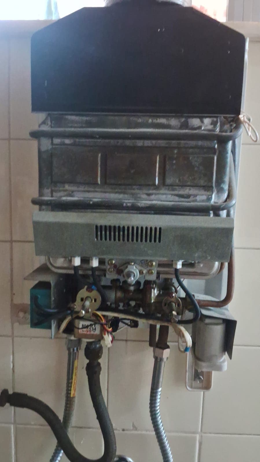 Aquecedor a gás antigo antes da manutenção da V8