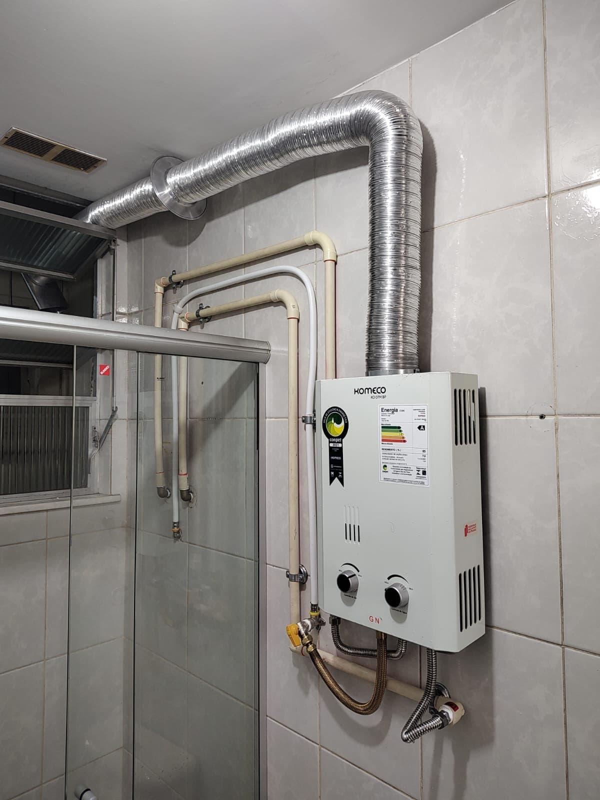 Instalação de aquecedor a gás com tubulação de gás feita pela V8 no Rio de Janeiro